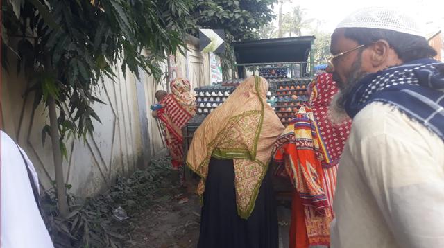 শ্রীনগরে ভাঙ্গা ডিম কিনতে মহিলা ক্রেতাদের  উপচে পড়া ভিড়।