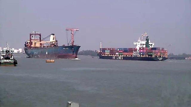 মোংলা বন্দরে আবারো জ্বালানি সংকটে স্থবিরতা