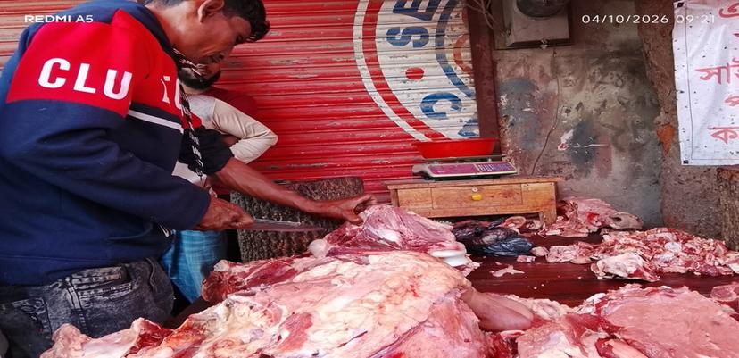 দিনাজপুরের বিরামপুরে মরা গরুর মাংস নিয়ে চাঞ্চল্য দুর্গন্ধ ছড়ানো মাংস বিক্রির অভিযোগে আটক ২