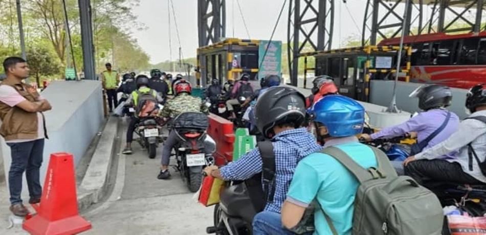 ঢাকা-মাওয়া এক্সপ্রেসওয়েতে বাড়ছে ঘরমুখো মানুষের চাপ থাকলেও যানজট ছাড়াই স্বস্তিতে চলছে ঈদযাত্রা