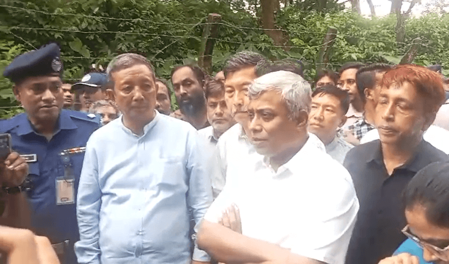 বন্যা ও পাহাড়ধসে দুর্গতদের খোঁজে আশ্রয়কেন্দ্র পরিদর্শনে প্রতিমন্ত্রী অনিন্দ্য ইসলাম অমিত