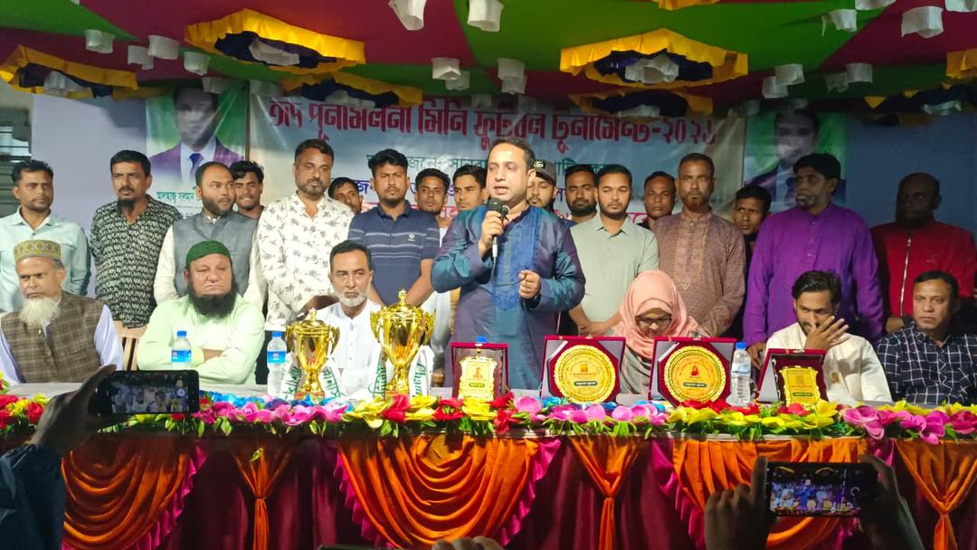 হালুয়াঘাটে জাকজমকপূর্ণ ঈদ পুনর্মিলনী মিনি ফুটবল ফাইনাল খেলা অনুষ্ঠিত