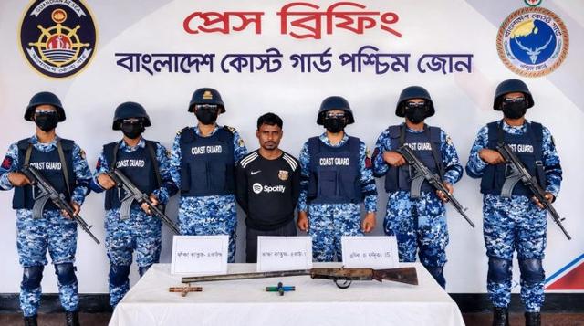 সুন্দরবনে কুখ্যাত ডা/কা/ত ছোট সুমন বাহিনীর সদস্য অ/স্ত্র ও গো/লা/বা/রু/দসহ আটক