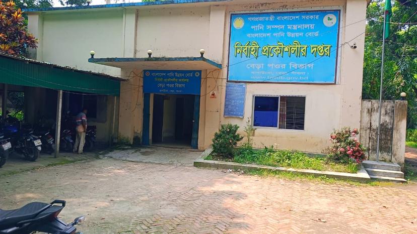 ৫ কর্মকর্তা-কর্মচারীর বিরুদ্ধে বিনা ছুটিতে ঢাকায় যাওয়ার অভিযোগ