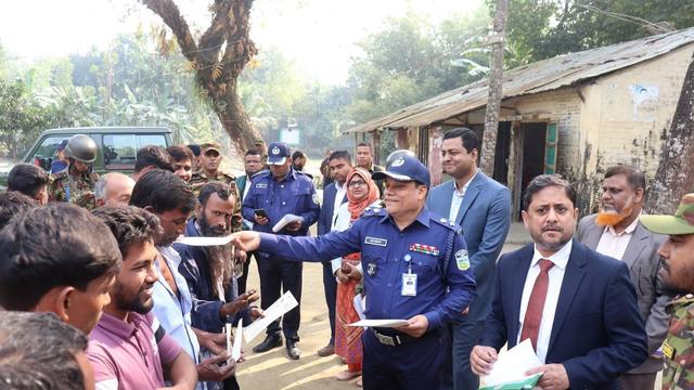 সুষ্ঠু ও শান্তিপূর্ণ নির্বাচন নিশ্চিতে নকলায় বিভিন্ন ভোটকেন্দ্র পরিদর্শন করলেন ডিসি ও এসপি