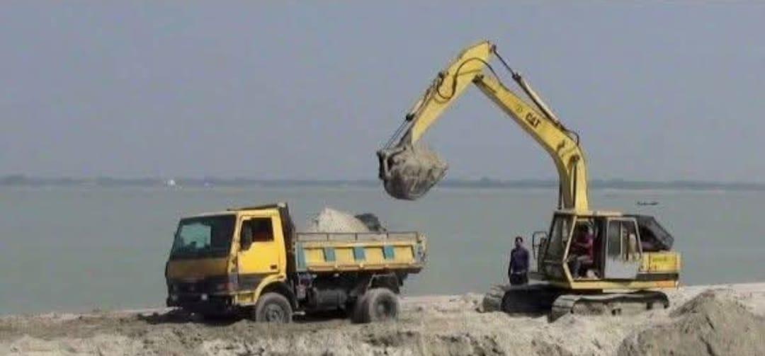 ‎ফুলবাড়ীতে ধরলা নদী থেকে অবৈধ বালু উত্তোলন,ব্যবসায়ীকে ১ লাখ টাকা জরিমানা