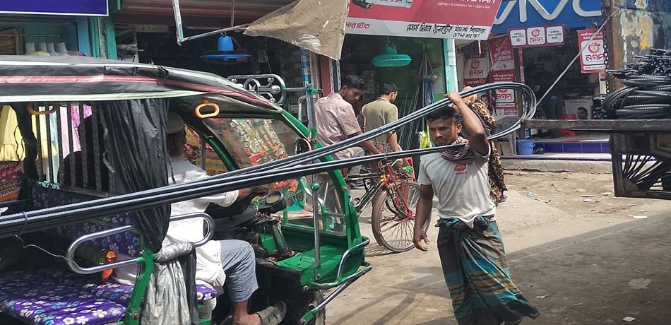 ইন্দুরকানী বাজারে মালবাহী ট্রাকের কারনে যাতায়াতে জনসাধারণের ভোগান্তি