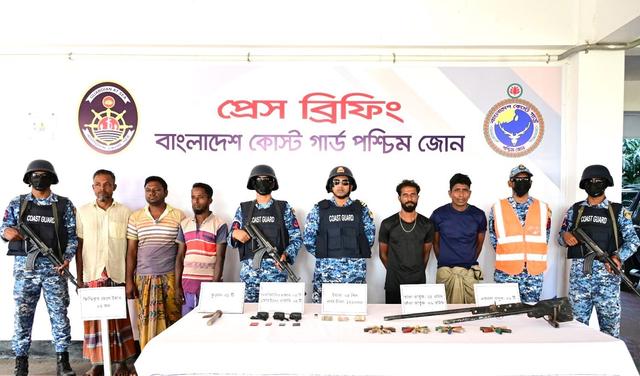 ‎সুন্দরবন থেকে অ/স্ত্র-গুলিসহ দুই বনদস্যু আটক,উদ্ধার ৩ জেলে