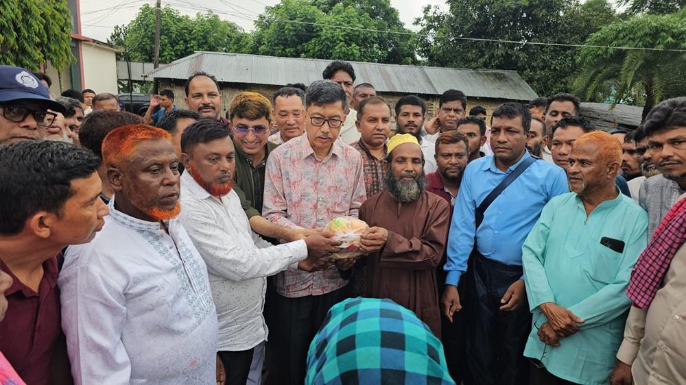 নানিয়ারচরে বন্যাদুর্গতদের পাশে সাবেক পার্বত্য মন্ত্রী দীপেন দেওয়ান