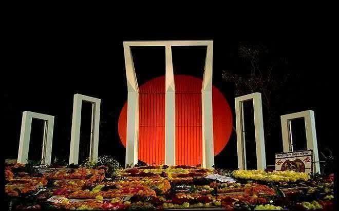 ঠাকুরগাঁওয়ে মহান শহিদ দিবস পালিত,কেন্দ্রীয় শহিদ মিনারে সর্বস্তরের মানুষের শ্রদ্ধাঞ্জলি