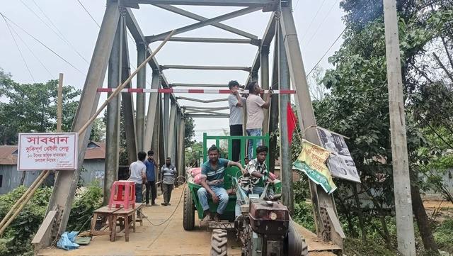 ঝুঁকিপূর্ণ বালিচাঁন্দা ব্রিজে ভারী যান চলাচল বন্ধে প্রশাসনের পদক্ষেপ