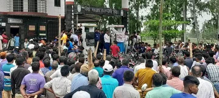 ঠাকুরগাঁওয়ে ফুয়েল কার্ডে তেল বিক্রি শুরু,লাইনে দাঁড়িয়ে চালকদের দীর্ঘ অপেক্ষা