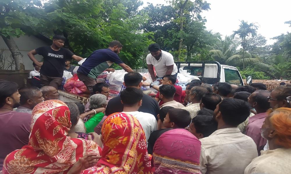 মৌলভীবাজারে বন্যার্ত ৫০০ পরিবারের মাঝে যুবদলের খাদ্যসামগ্রী বিতরণ