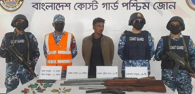 সুন্দরবনের দুর্ধর্ষ ডাকাত ‘করিম শরীফ বাহিনী’র সদস্য বাদশা আগ্নেয়াস্ত্র-গুলিসহ আটক