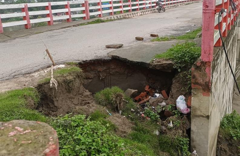 নওগাঁয় বয়তুল্ল্যাহ সেতুর এপ্রোচ সড়কে ভয়াবহ ধস