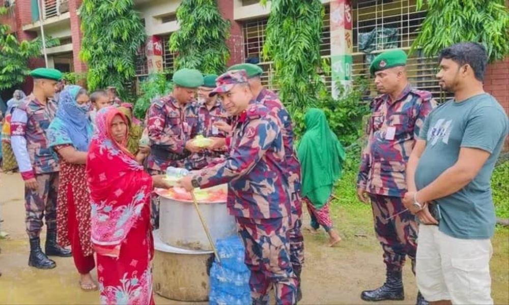 বাঘাইছড়িতে বন্যাকবলিত ৬ শতাধিক মানুষের পাশে মারিশ্যা জোন বিজিবি