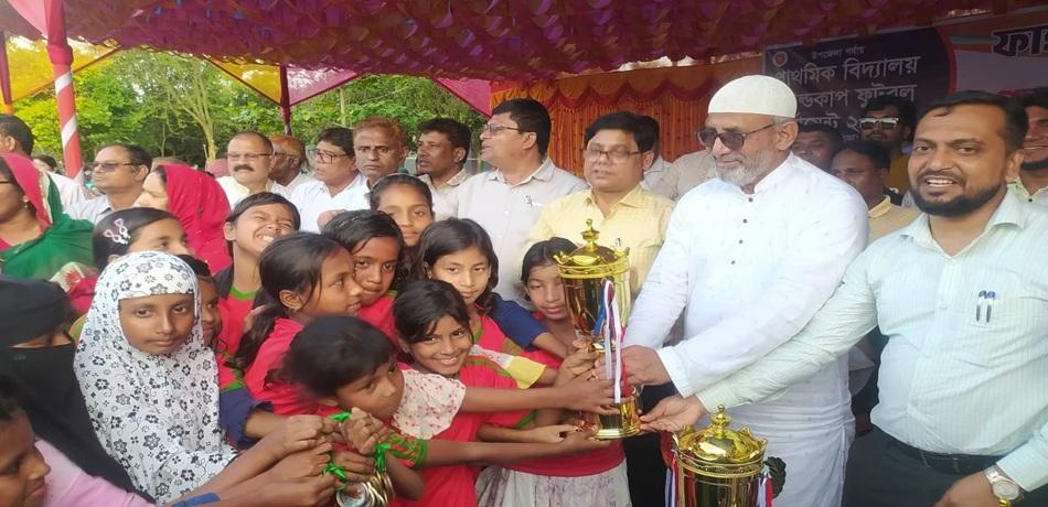 উৎসবমুখর পরিবেশে খানসামায় প্রাথমিক বিদ্যালয় গোল্ডকাপ ফুটবল টুর্নামেন্টের ফাইনাল অনুষ্ঠত