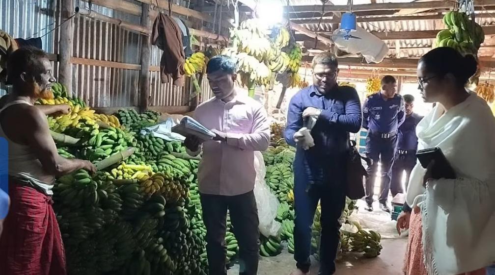 মোংলায় ভ্রাম্যমাণ আদালতের অভিযান,৫ ব্যবসায়ীকে জরিমানা