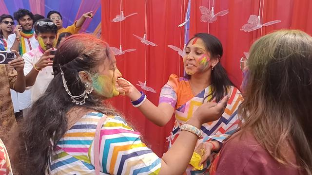 শ্রীমঙ্গলে রঙের উল্লাসে দোল উৎসব, তরুণ-তরুণীদের অংশগ্রহণে মুখর সবুজবাগ