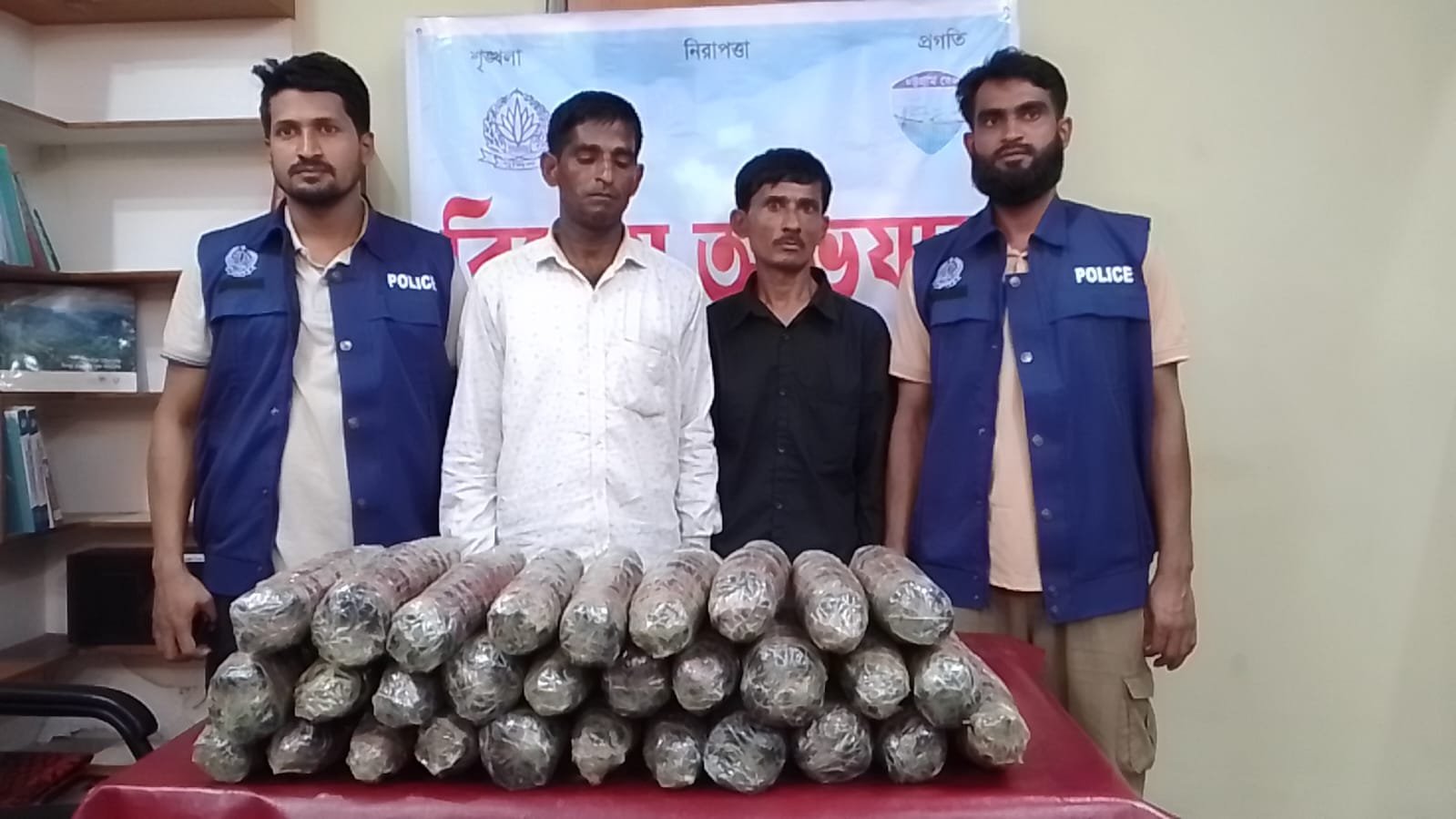 ‎রাঙামাটিতে বাস থেকে ১৫ কেজি গাঁ/জা উদ্ধার,আ/ট/ক ২