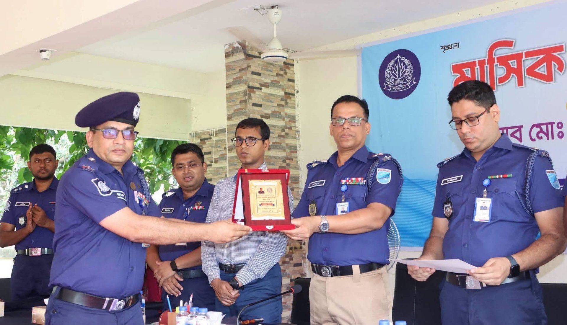মুন্সীগঞ্জ জেলার শ্রেষ্ঠ ওসি হলেন শ্রীনগর থানার ভারপ্রাপ্ত কর্মকর্তা ওসি মোঃ জুয়েল মিয়া, এই নিয়ে ৬ মাসের মধ্যে চতুর্থবার এই অর্জন হওয়ায় শুভেচ্ছা ও অভিনন্দন রইল।