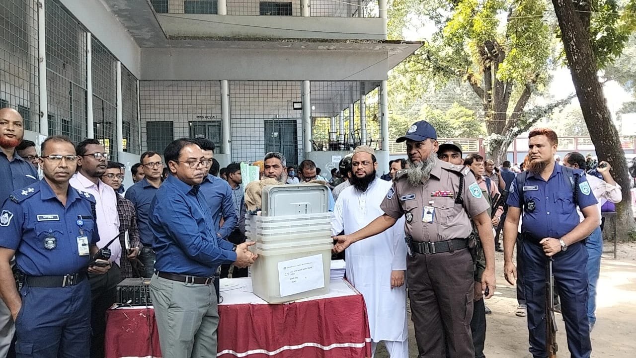ঠাকূরগাঁও-১ আসনে উপ-নির্বাচন,প্রতিটি ভোট কেন্দ্রে পৌঁছাচ্ছে নির্বাচনি সরঞ্জাম