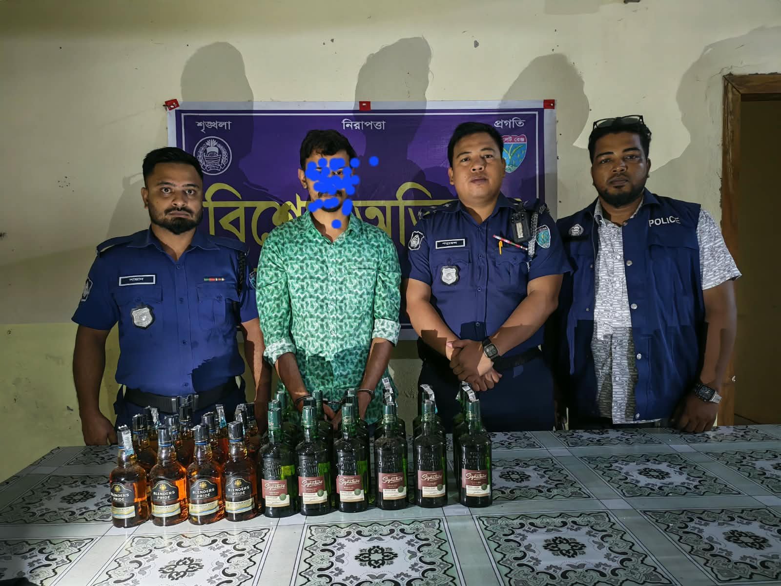 দোয়ারাবাজারে ৩০ বোতল বিদেশি ম/দ ও সিএনজিসহ যুবক গ্রে/প্তা/র