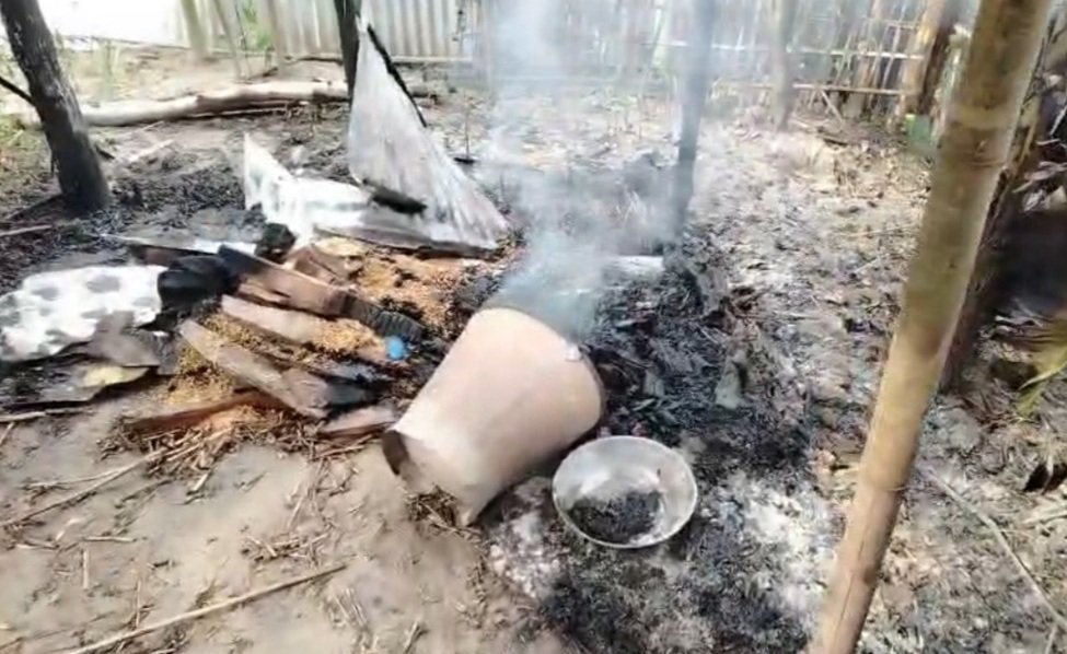 নিজের ঘরে নিজে আগুন লাগিয়ে চাচাতো ভাই সহ ১২ জনের বিরুদ্ধে আদালতে মামলা