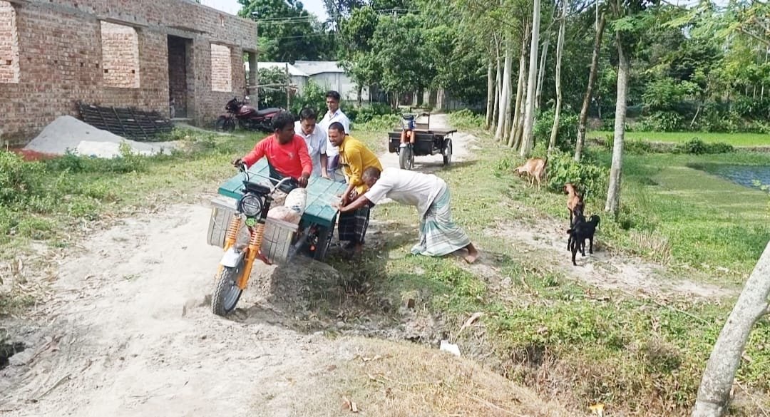 দুই কিলোমিটার সড়কজুড়ে গর্ত, দুর্ভোগে বড়বিলের বাসিন্দারা