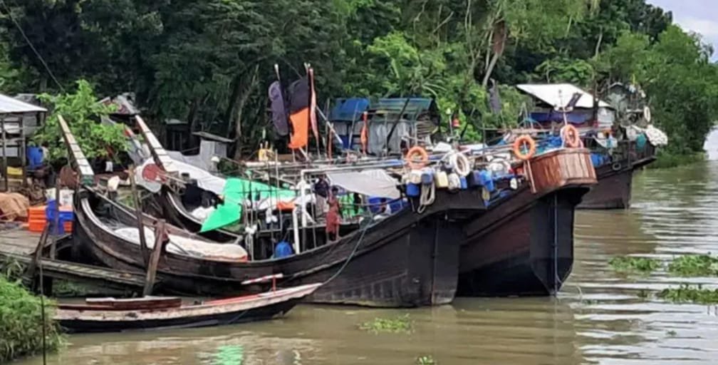 উত্তাল বঙ্গোপসাগর,সুন্দরবন ও উপকূলে আশ্রয় নিয়েছে শত শত ফিশিং ট্রলার