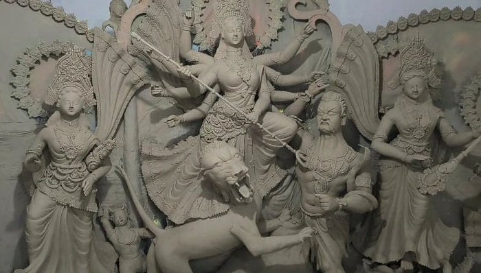 বাগেরহাটের মোংলার ৩৫ মণ্ডপে প্রতিমা তৈরিতে ব্যস্ত মৃৎশিল্পীরা