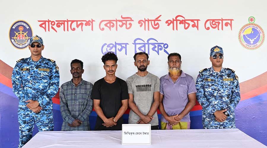 বনদস্যু সম্রাট বাহিনীর আস্তানা থেকে চার জেলে উদ্ধার!