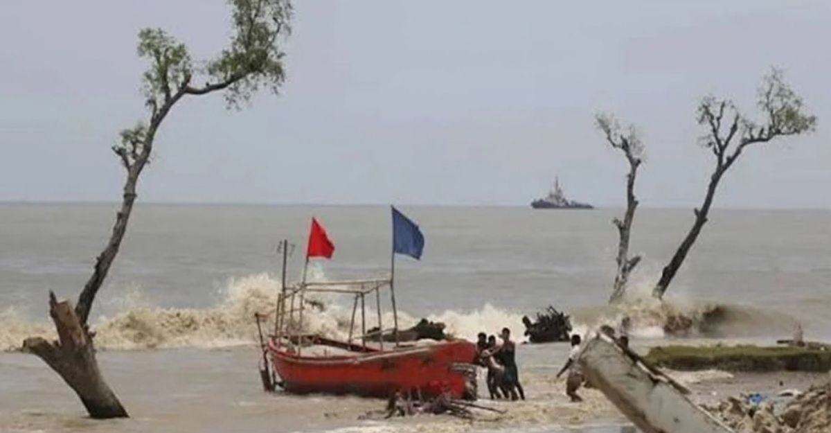 মোংলা থেকে ৭২০ কিমি দূরে অবস্থান,উপকূলজুড়ে ৩ নম্বর সতর্ক সংকেত জারি