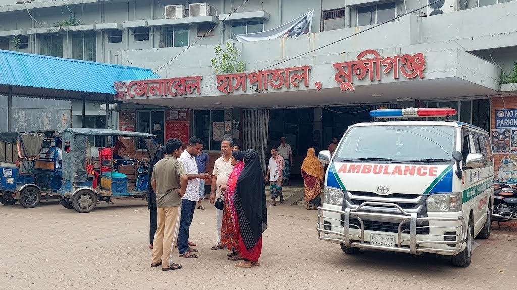 ডেঙ্গু পরিস্থিতি ভয়াবহ আকার ধারন। যা ক্রমেই মোড় নিচ্ছে ভয়াবহ পরিস্থতির দিকে।যোগ করেছে সিজনাল ভাইরাস জ্বর সহ শুকনো কাশির। এছাড়া জ্বরে কাশি-আক্রান্ত হয়ে হাসপাতালে রুগির মিলছে পর্যাপ্ত সেবা। আক্রান্তদের প্রয়োজনীয় স্যালাইনসহ পর্যাপ্ত ঔষধ ও মশারি না দেয়ার অভিযোগ রয়েছে। সংশ্লিষ্ট হাসপাতাল কর্তৃপক্ষ দায়সারা মন্তব্য জানিয়েছে।পাশাপাশি পেটের ব্যাথা ও ডায়রিয়াসহ জ্বর নিয়েও এসেছেন অনেকে। মাত্রা অতিরিক্ত রোগীদের বাড়তি চাপ, বিড়ম্বনা বাড়িয়েছে সেবা প্রত্যাশীদের। আক্রান্তদের মধ্যে প্রায় ৯৫ শতাংশ রুগি মুন্সিগঞ্জ সদর উপজেলার।শহরের উত্তর ও দক্ষিণ ইসলামপুর এবং খালিস্ট এলাকায়, এছাড়া মিরকাদিম পৌরসভা এলাকা থেকে ডেঙ্গু আক্রান্ত হয়ে ভর্তি হয়েছেন অনেকে।