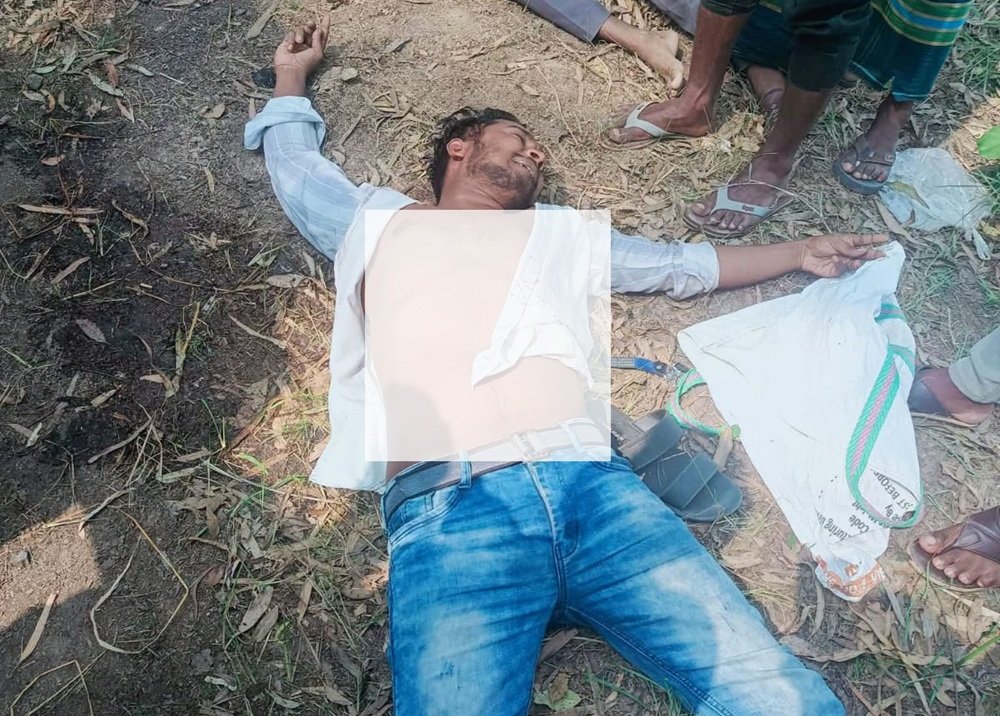 নওগাঁয় দিনদুপুরে রড দিয়ে পি/টি/য়ে ব্যাংকের ৩৪ লাখ টাকা ছিন/তাই