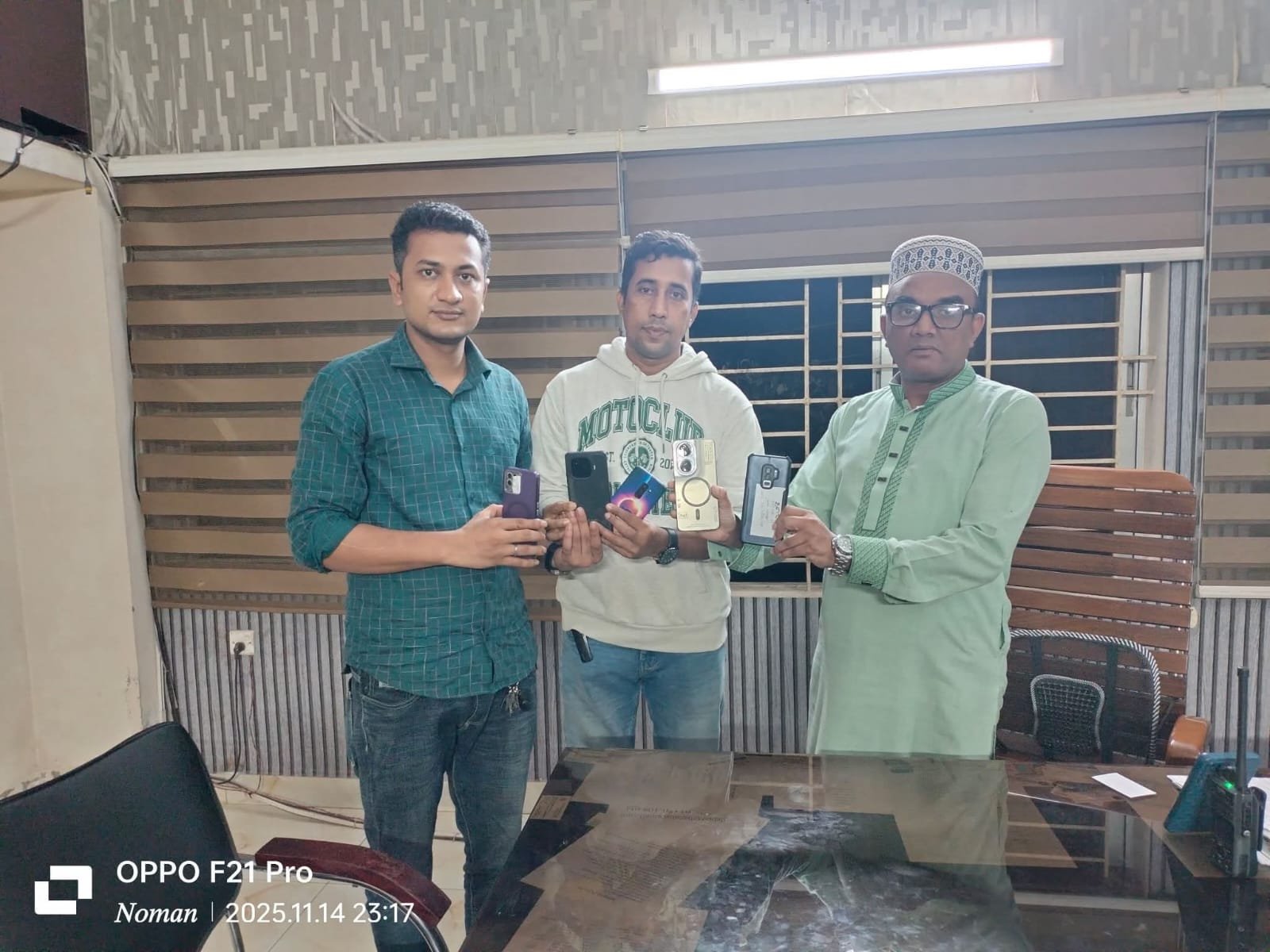 চকরিয়া পুলিশের অভিযানে চোরাই ও হারানো ৫টি স্মার্টফোন উদ্ধার