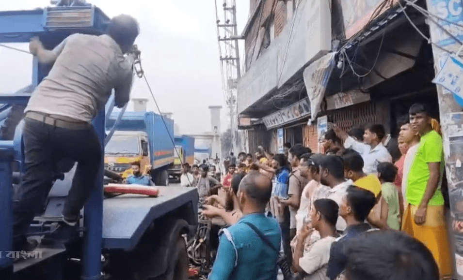 গাজীপুরের ঢাকা-ময়মনসিংহ মহাসড়কে দুই বাসের মাঝে পিষ্ট অটোরিকশা চালকসহ দুইজন নিহত হয়েছে