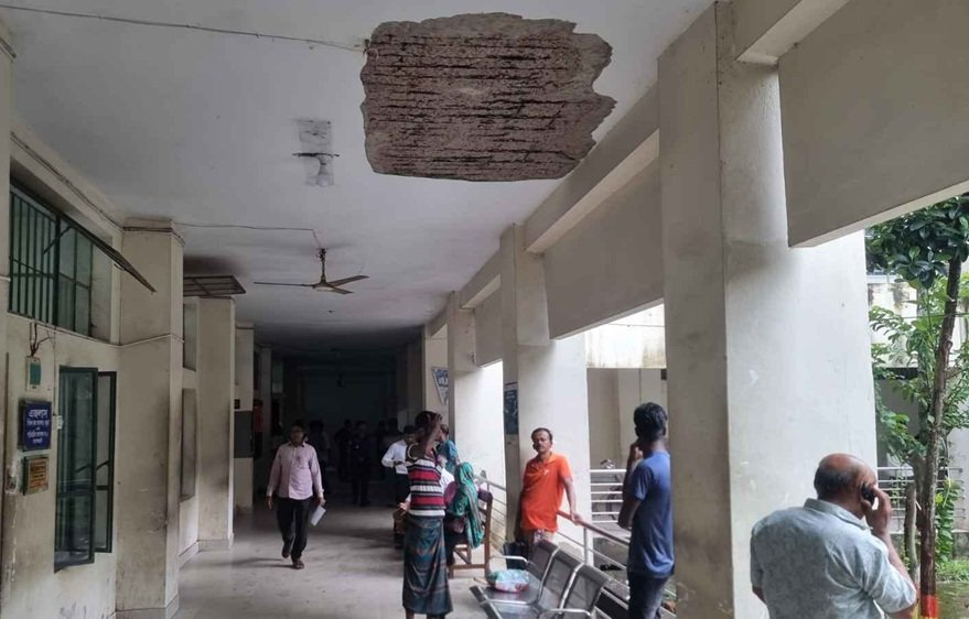‎বাগেরহাট আদালত ভবনে ছাদের পলেস্তারা ধসে আহত ৫: নিরাপত্তা নিয়ে চরম শঙ্কা