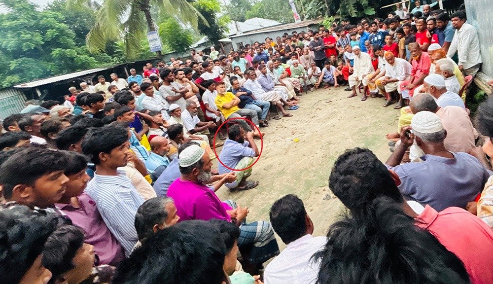 পাবনার সাঁথিয়ায় সালিশে এক ব্যক্তিকে প্রকাশ্যে জুতা দিয়ে আঘাত