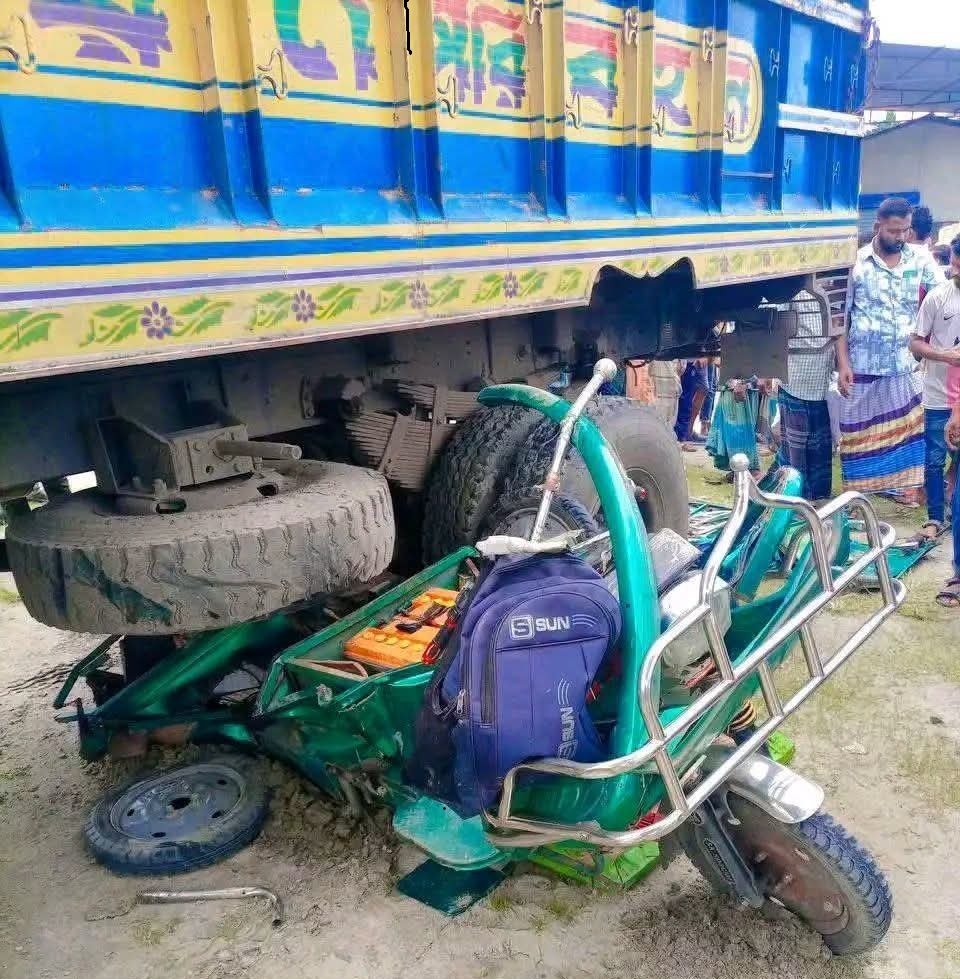ময়মনসিংহে ট্রাক-অটোরিকশার মুখোমুখি সংঘর্ষে নি/হ/ত ৩