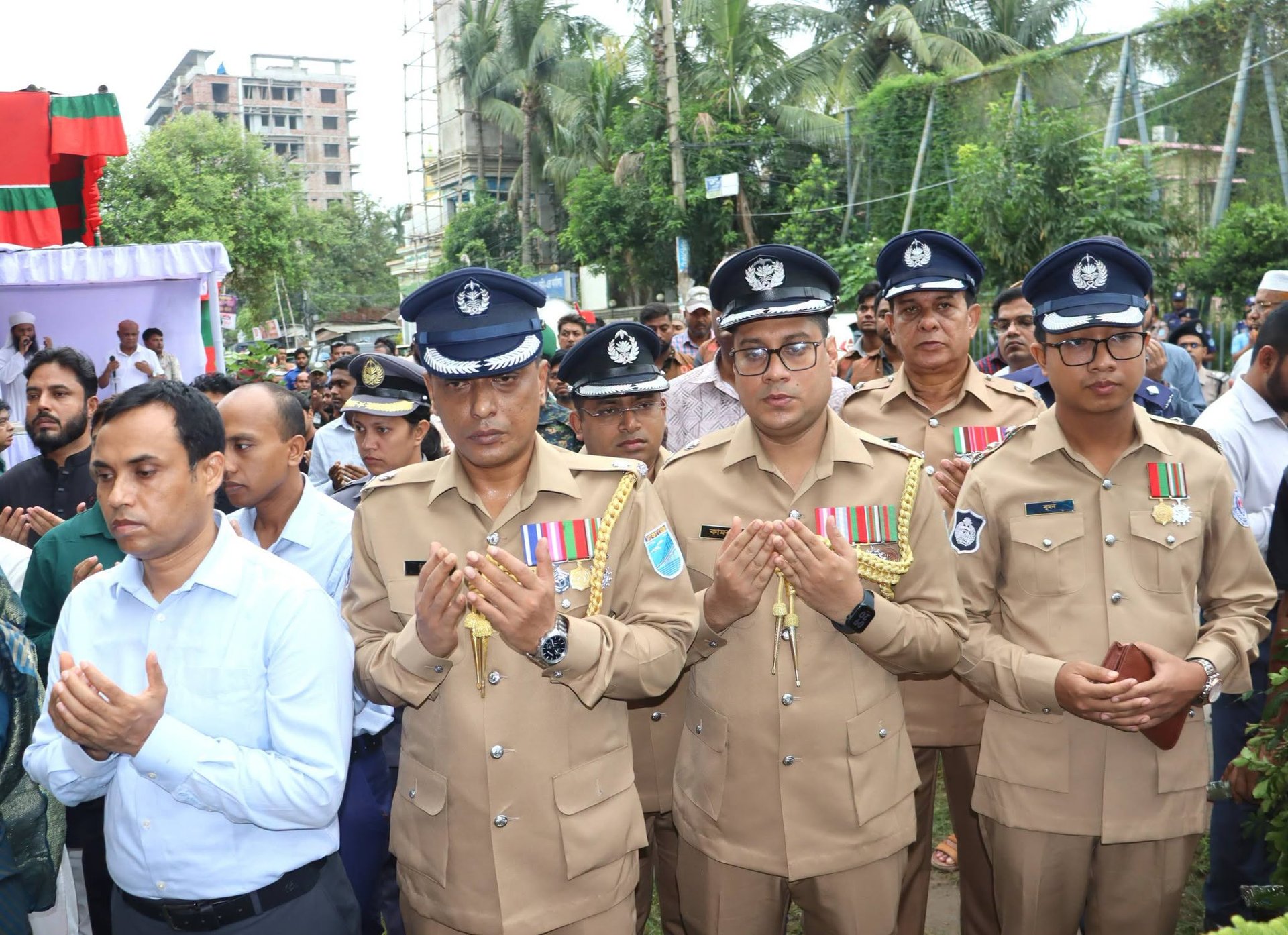 ”জুলাই গণঅভ্যুত্থান দিবস ২০২৬” উপলক্ষে জুলাই স্মৃতিস্তম্ভে জেলা পুলিশ মুন্সীগঞ্জের শ্রদ্ধাঞ্জলি" আজ ০৫ আগস্ট ২০২৬ খ্রি. "জুলাই গণঅভ্যুত্থান দিবস-২০২৬" উপলক্ষে মুন্সীগঞ্জে জুলাই গনঅভ্যুত্থানের বীর শহিদদের প্রতি শ্রদ্ধা নিবেদনপূর্বক পুষ্পস্তবক অর্পণ সম্মানিত পুলিশ সুপার জনাব মোঃ মেনহাজুল আলম পিপিএম মহোদয়।
