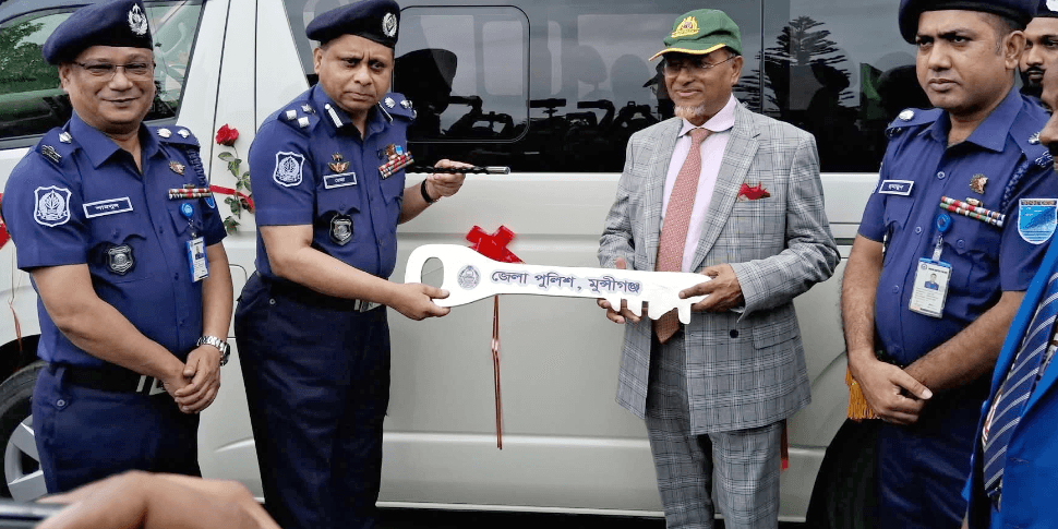 মুন্সীগঞ্জ জেলা পুলিশকে গাড়ি উপহার ।