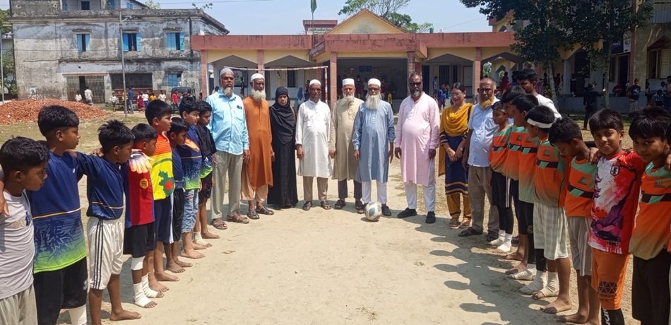 লৌহজংয়ে প্রাথমিক বিদ্যালয় গোল্ড কাপ ফুটবল টুর্নামেন্টের উদ্বোধন