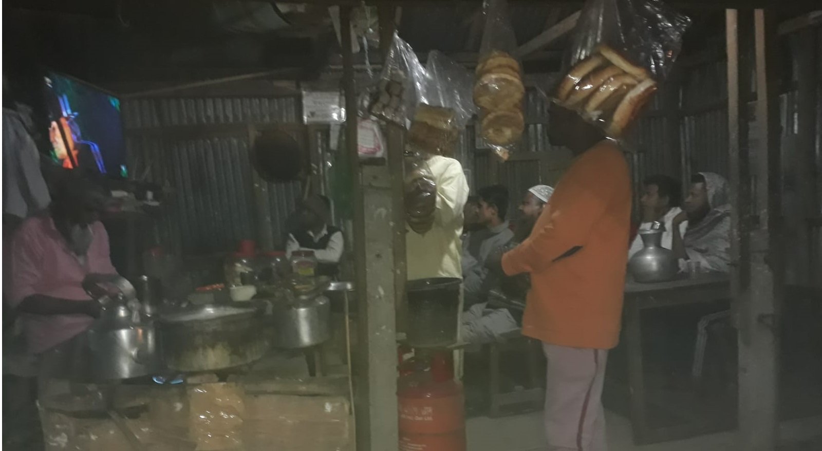 শ্রীনগরে শীতের আমেজ চায়ের দোকান সরগম।