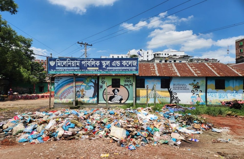 বিদ্যালয়ের পাশে ময়লার ভাগাড়, স্বাস্থ্য ঝুঁকিতে শিক্ষার্থীরা