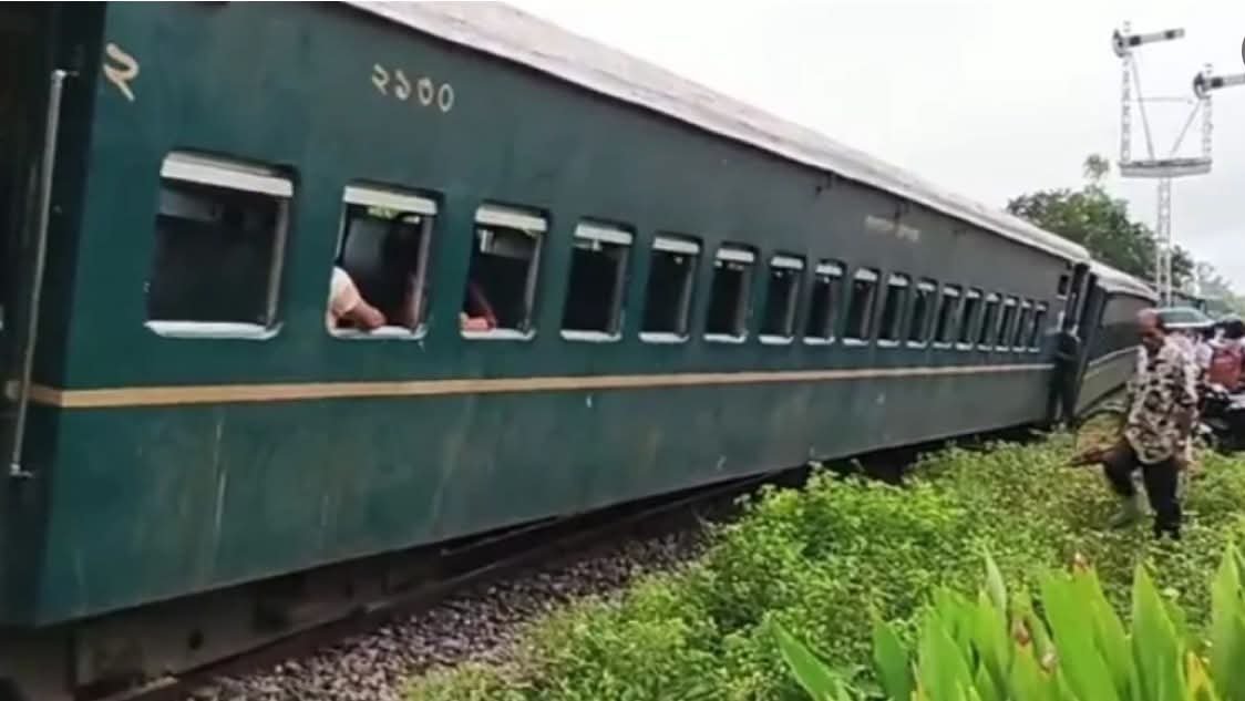 রংপুরে ট্রেন লাইনচ্যুত,বন্ধ ছিল রেল যোগাযোগ