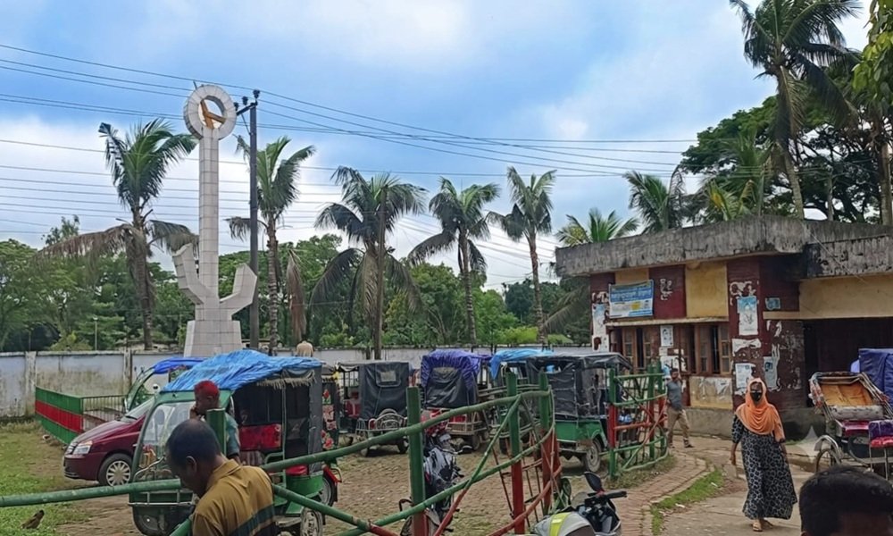 সম্মানের জায়গায় যানবাহনের মেলা