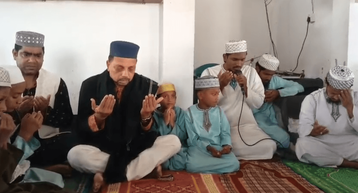 চেয়ারপার্সন বেগম খালেদা জিয়ার সুস্থতা কামনায় ফরহাদ হোসেনের আয়োজনে দোয়া মহফিল