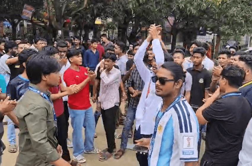 শিক্ষামন্ত্রী এহসানুল হক মিলনের পদত্যাগের দাবিতে বগুড়ায় শিক্ষার্থীদের বিক্ষোভ