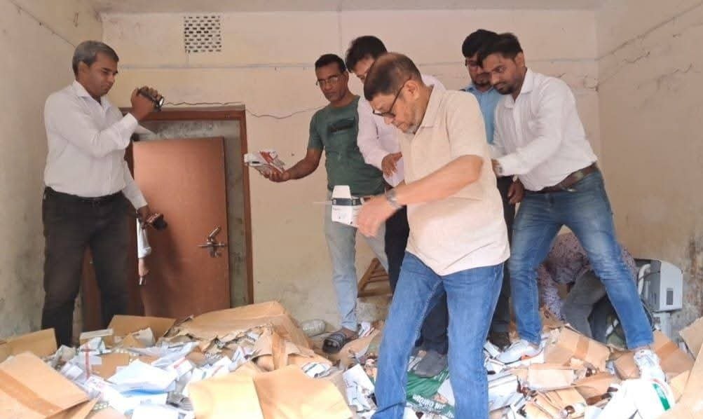 হাসপাতালে হঠাৎ স্বাস্থ্যমন্ত্রী,লাখ লাখ টাকার মেয়াদোত্তীর্ণ ওষুধের সন্ধান
